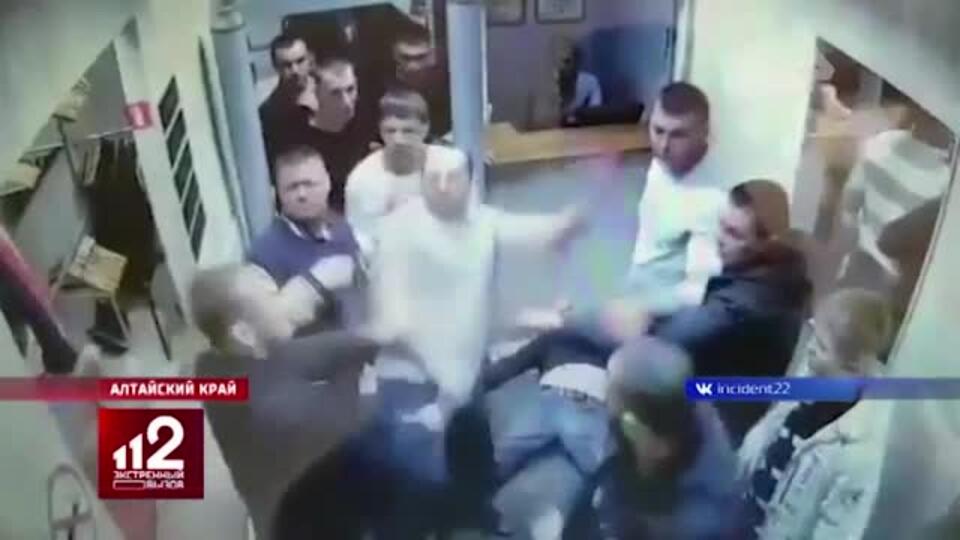 Обнародованы кадры жестокого избиения гостя в ночном клубе в Бийске