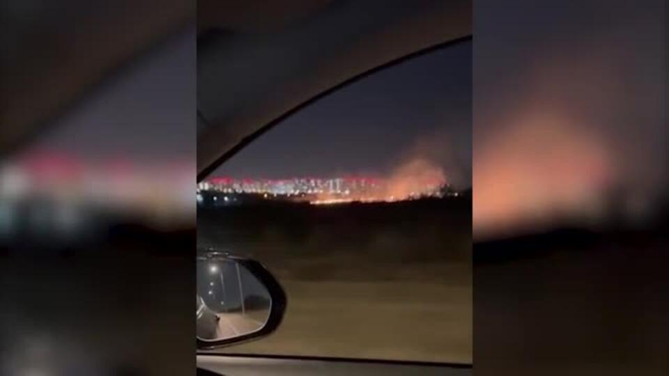 Крупный пожар на поле в Москве подбирается к жилым домам
