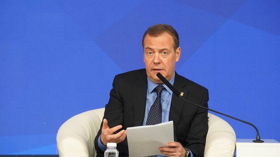 Медведев: поставки Киеву дальнобойных ракет расширят санитарную зону до Польши