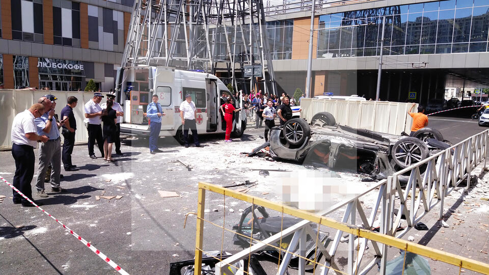 Очевидцы плакали у места падения BMW семьи с парковки: детали трагедии