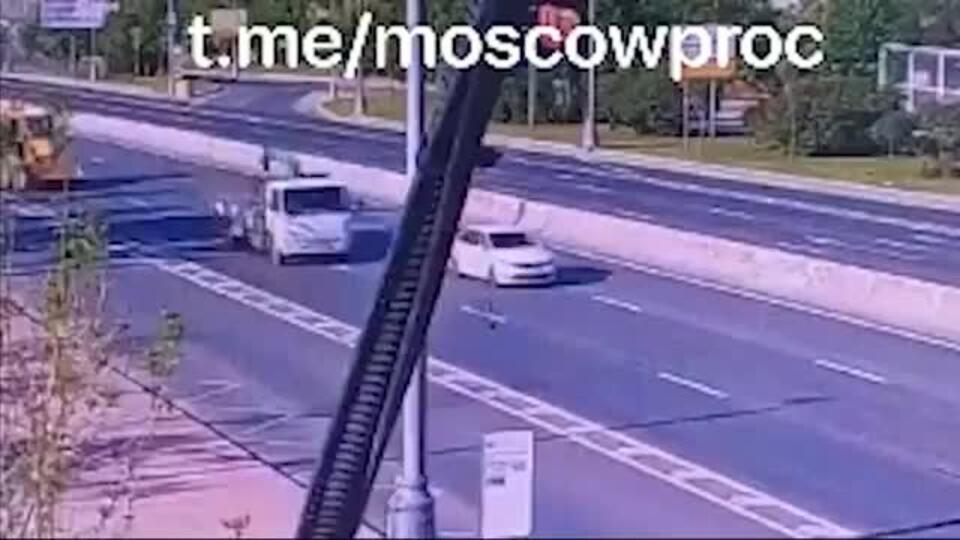 Водитель погиб, врезавшись в фонарный столб в Москве
