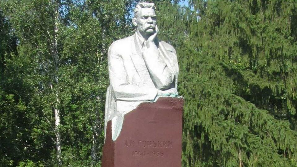 В Полтавской области снесли последний памятник Максиму Горькому