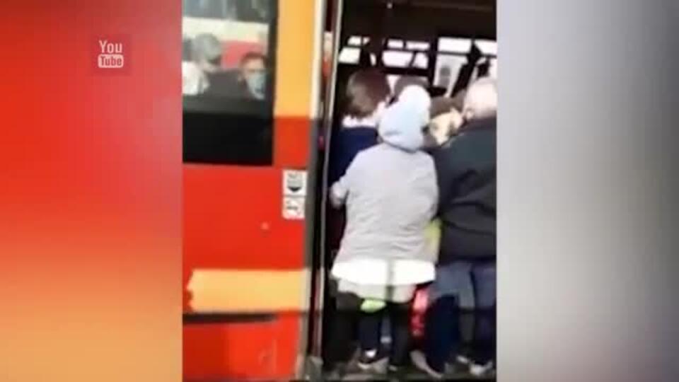 Пожилая женщина выпала из переполненного автобуса в Казани