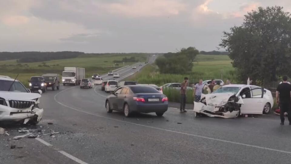 Один человек погиб, пятеро пострадали в ДТП с двумя авто в Приморье