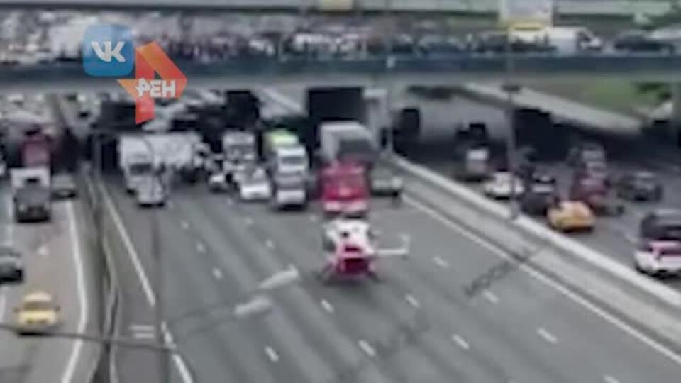 Видео с места смертельной аварии с участием грузовика на МКАД