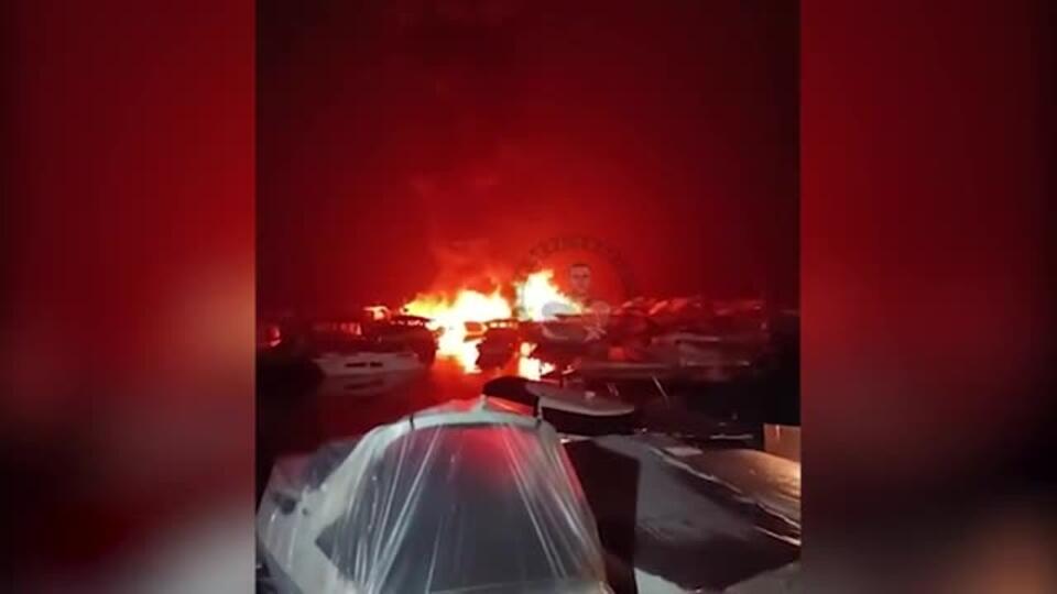 Крупный пожар разыгрался на лодках, пришвартованных в Стамбуле