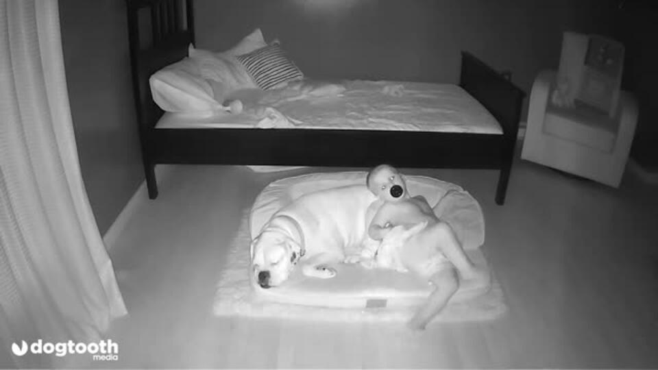 Младенец спит в кровати с мамой