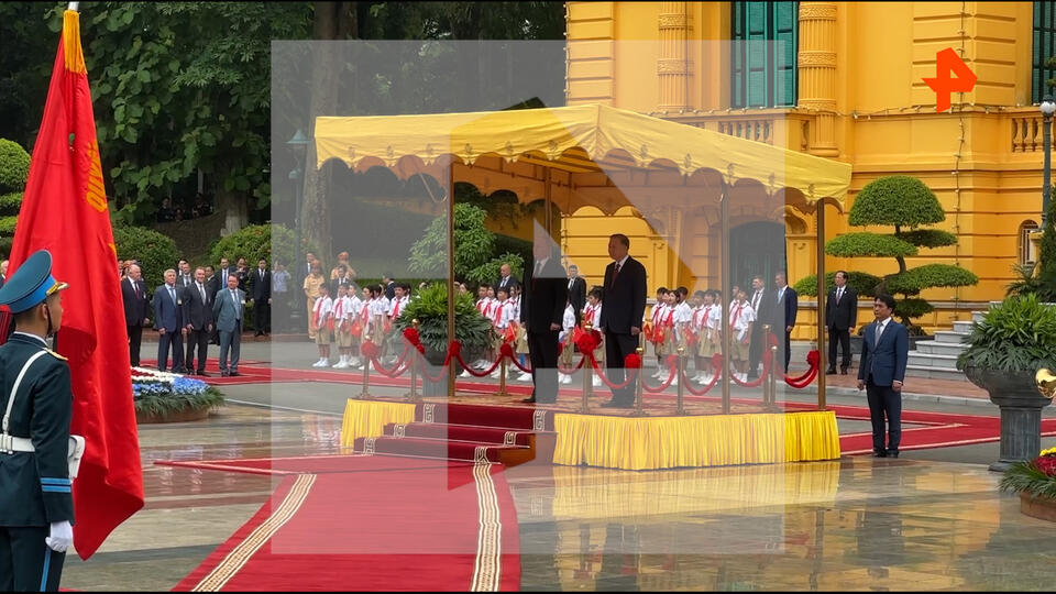 Путин прибыл в президентский дворец в Ханое