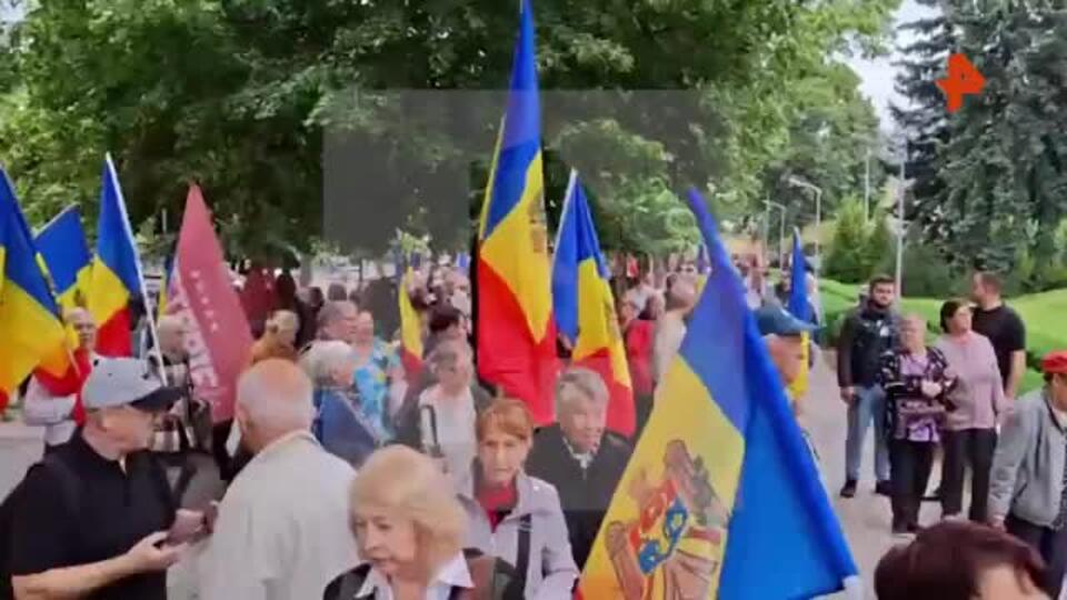 Акция протеста проходит у парламента Молдавии