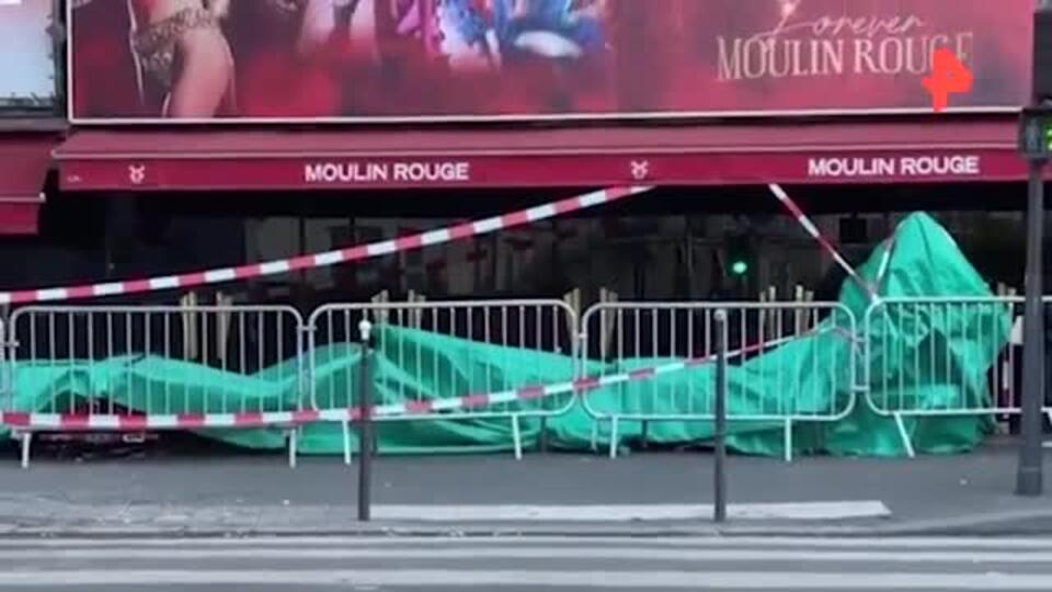 В Париже рухнули мельничные крылья кабаре 