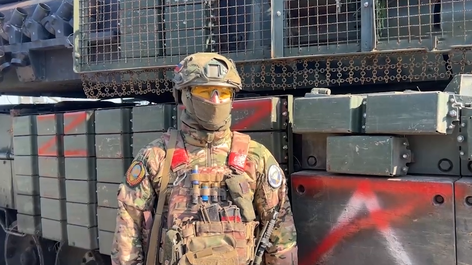 Десантники эвакуировали трофейный танк Leopard 2 с поля боя в Курской области
