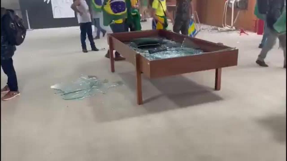Сторонники Болсонару разгромили парламент Бразилии