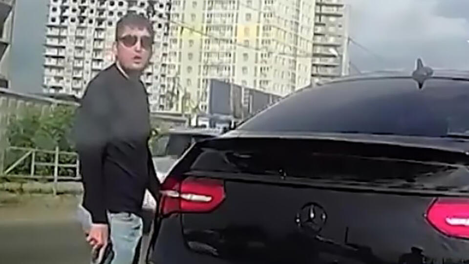 Хозяин Mercedes угрожал пистолетом другому водителю во время конфликта на дороге