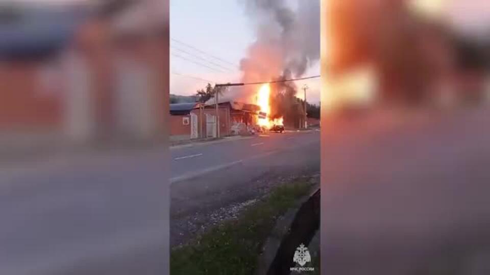 Столкновение легковушки с газопроводом привело к пожару в Ингушетии