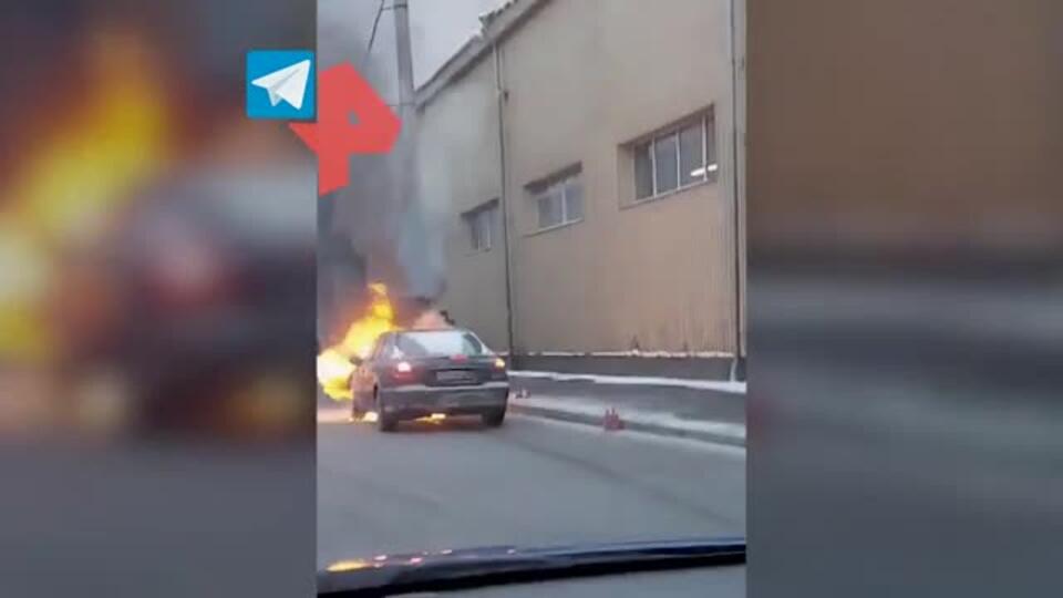 Mercedes горит в Петербурге у станции метро 