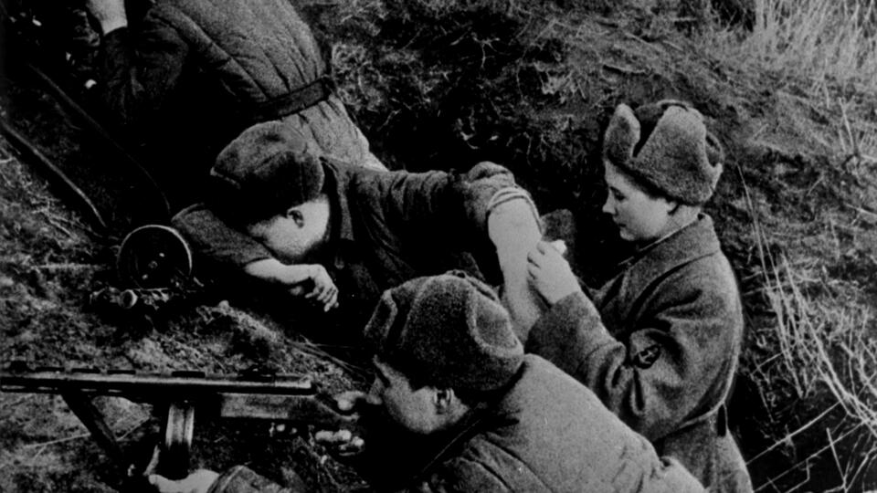 в каком году была оборона севастополя. 8ddda75bd3ab0d2535d7513bc58e8e36cda3a47d. в каком году была оборона севастополя фото. в каком году была оборона севастополя-8ddda75bd3ab0d2535d7513bc58e8e36cda3a47d. картинка в каком году была оборона севастополя. картинка 8ddda75bd3ab0d2535d7513bc58e8e36cda3a47d. Немецкие бомбы упали на город в первый же день войны, 22 июня 1941 года. Для вермахта Севастополь представлял выгодную позицию: в случае захвата города Черноморский флот СССР лишался места базирования, а кригсмарине получал выход к портам и нефтеносным районам Кавказа. Также из-под удара выводилась Румыния – в случае потери крымских аэродромов наносить удары по ее нефтедобывающим предприятиям у СССР уже не было бы возможности.