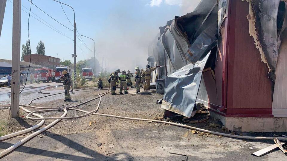 Крупный пожар охватил автосервис в Адыгее