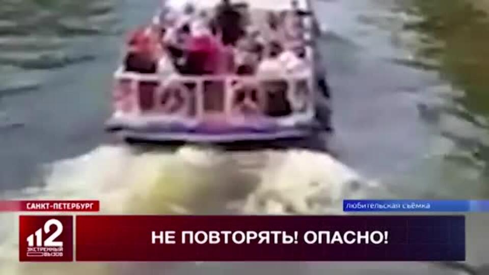 Курьер спрыгнул с моста на теплоход ради доставки посылки в Петербурге