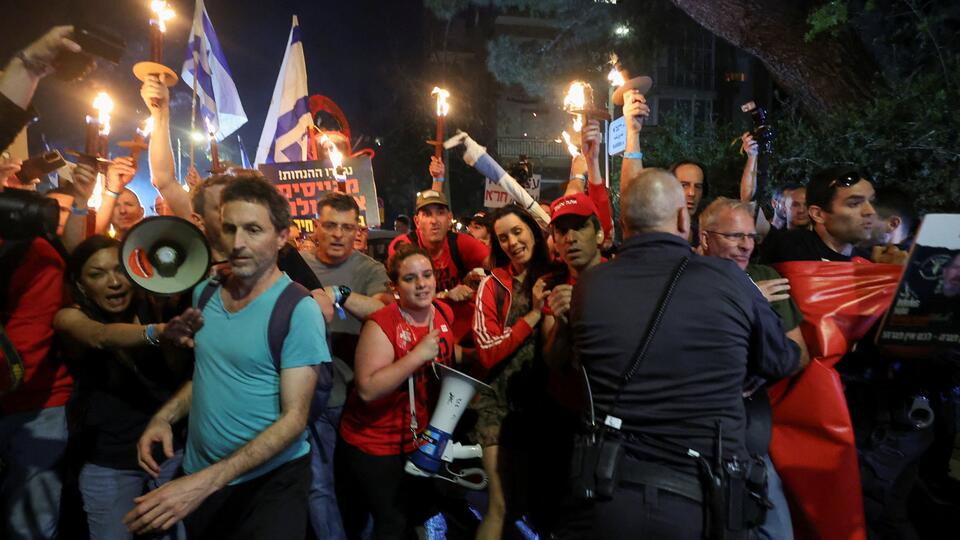 Протестующие в Израиле пытаются прорваться к дому премьера Нетаньяху
