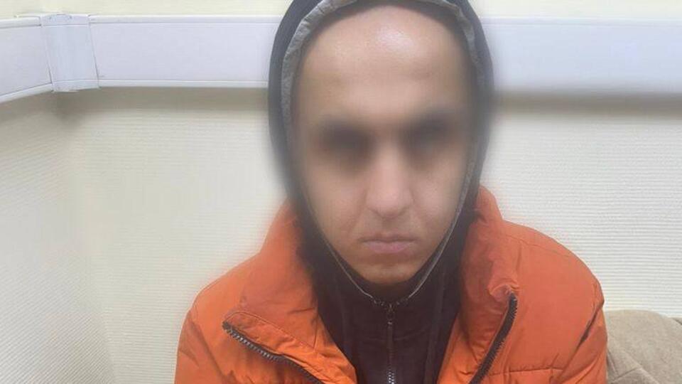 Педофил изнасиловал 14-летнюю девочку в подъезде многоэтажки в Москве