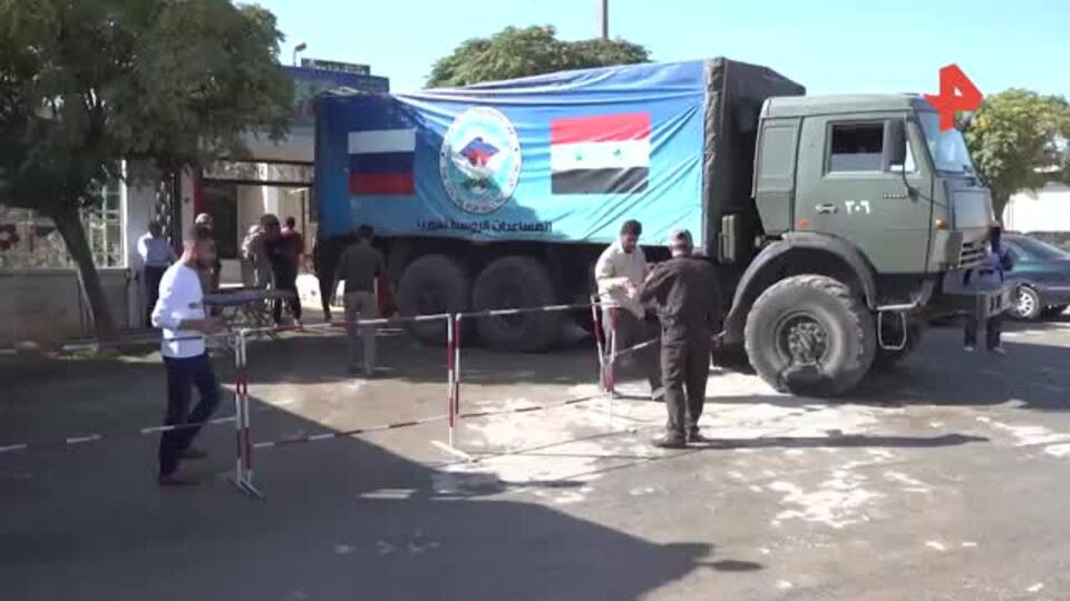 Российские военные доставили гумпомощь в сирийский Абу Джрейн