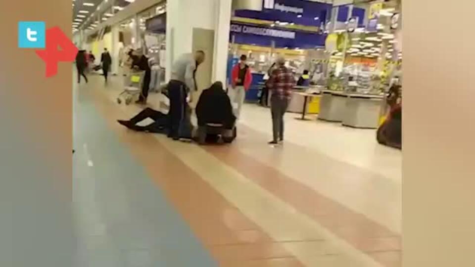Жесткое задержание вора в супермаркете в Москве попало на видео