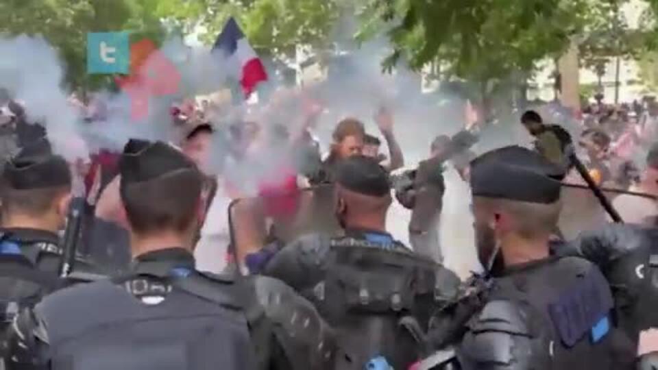 Полиция Парижа применила слезоточивый газ против участников протестов