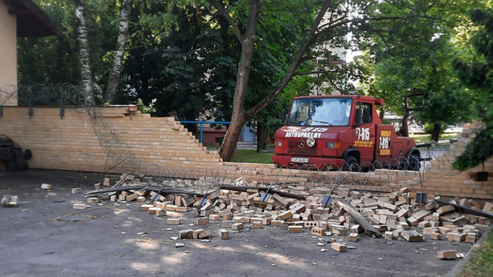 Эвакуатор насквозь протаранил забор посольства Латвии в Минске