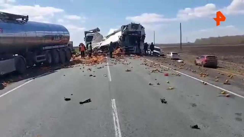 Четыре грузовых автомобиля столкнулись на трассе Тюмень – Омск