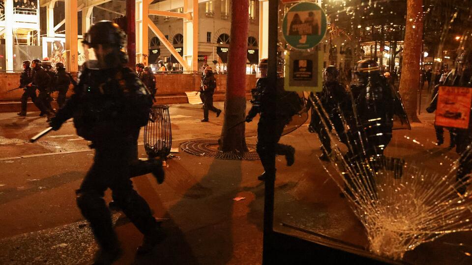 Протестующие французы продолжают устраивать погромы и поджоги в Париже