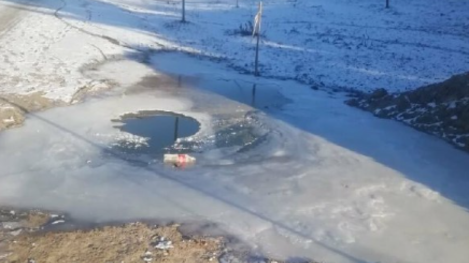 Забыли огородить: Ребенок упал в яму с ледяной водой под Белгородом