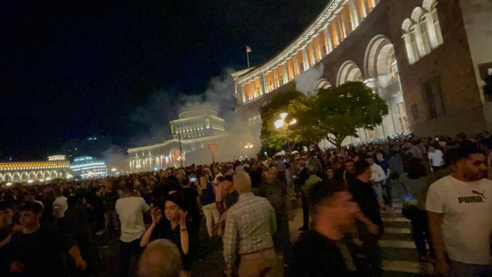 Минздрав Армении сообщил о первых пострадавших на митинге в Ереване