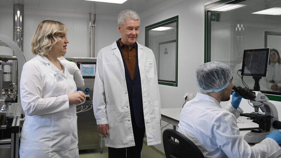 Собянин осмотрел новые лаборатории Московского эндокринного завода