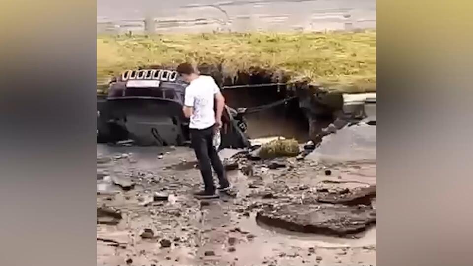 Автомобиль утащило под землю на парковке Барнаула
