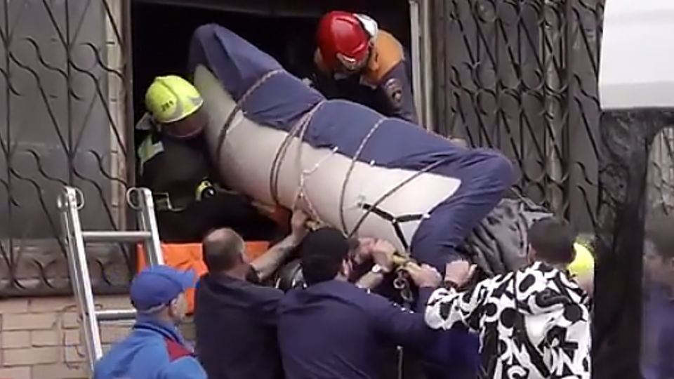Спасатели провели операцию для госпитализации 300-килограммового москвича