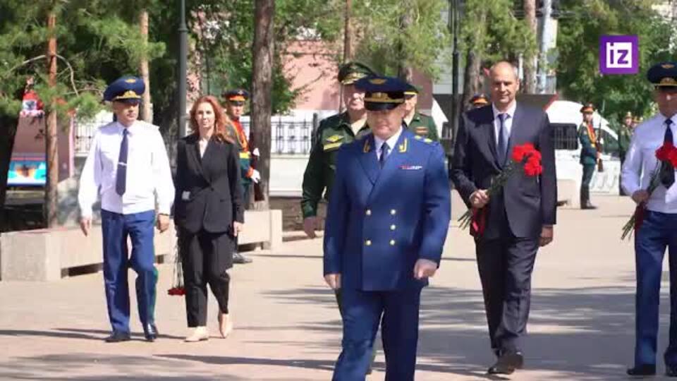 Генпрокурор РФ Краснов возложил цветы к Вечному огню в Оренбурге