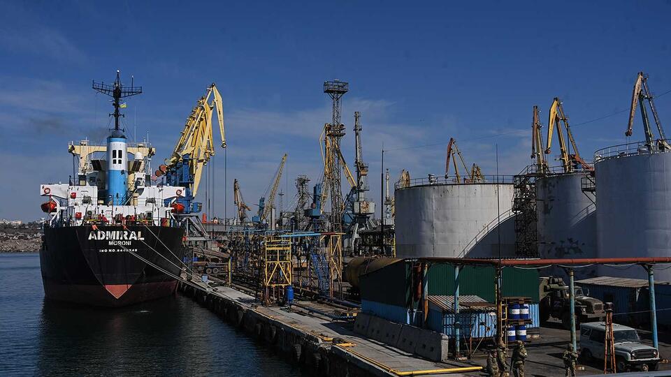 Власти Запорожья планируют скоро возобновить работу порта Бердянска