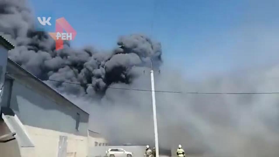 Два склада загорелись в Омске