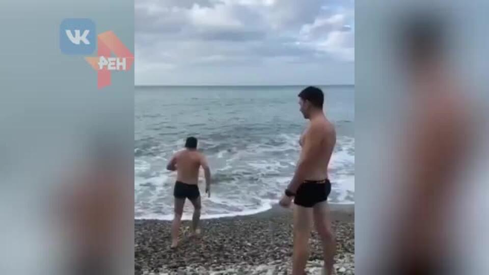 Мужчины искупались в Черном море в декабре