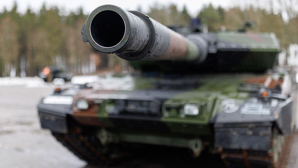 Российские военные под Херсоном захватили танк Leopard и утопили его
