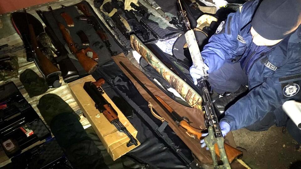 Украинец спрятал у себя дома 10 тысяч единиц оружия и боеприпасов