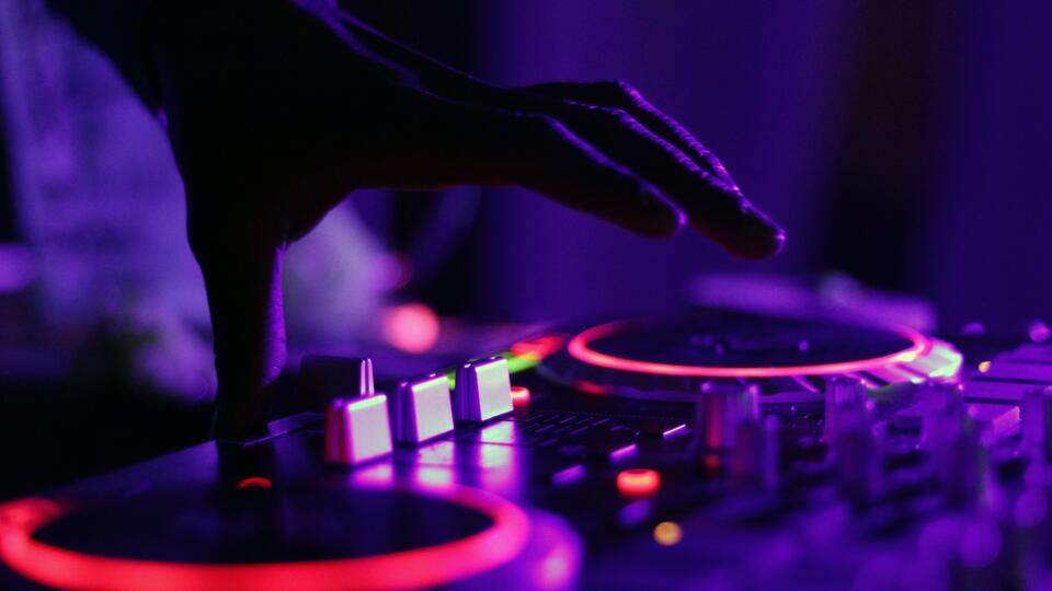 Греция осудила вечеринку электронной музыки в церкви в Измире