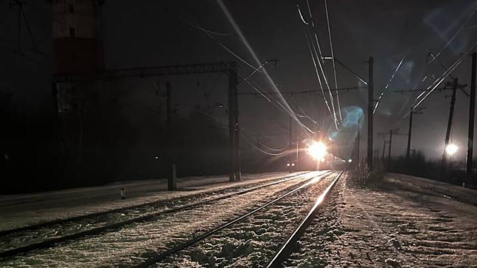 Поезд и автокран столкнулись на железнодорожном переезде в ХМАО
