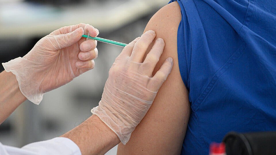 В Ирландии отметили более 80 случаев "побочек" после вакцинации Pfizer