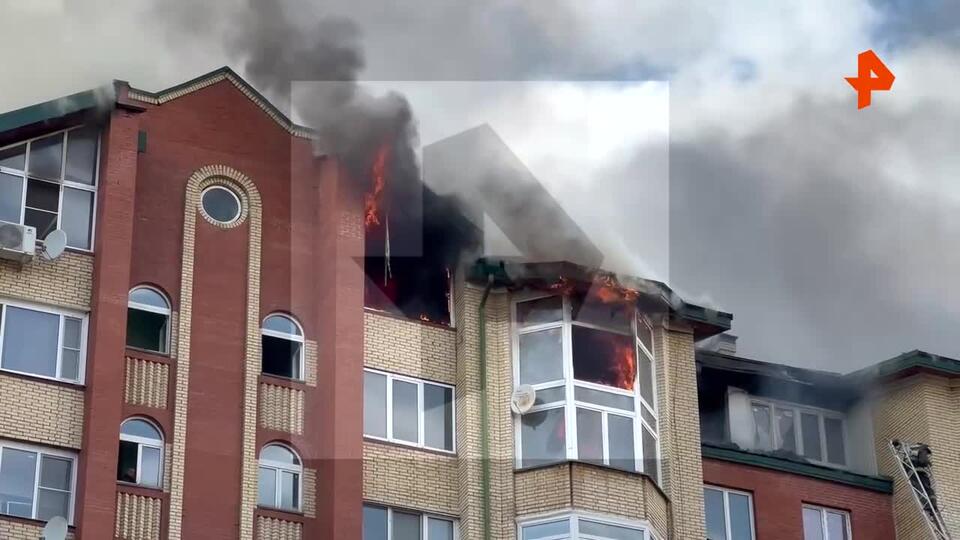 Кадры крупного пожара на мансарде многоэтажки в Подольске