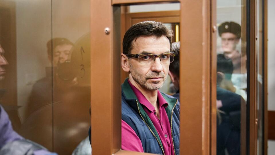 Экс-министру Абызову стало плохо в суде после падения на копчик