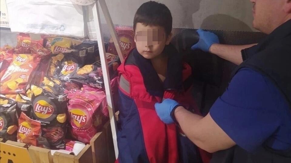 Трехлетнего голого мальчика ночью нашли сотрудники магазина в Омске