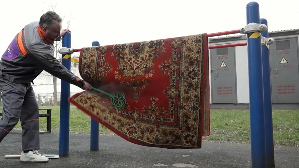 В обход законов физики: из-за чего лопатка проиграла пылевыбивалке. Фото: © Кадр из программы "Знаете ли вы, что?", РЕН ТВ
