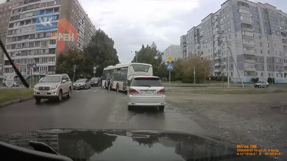 Голый мужчина заблокировал движение на дороге в Барнауле