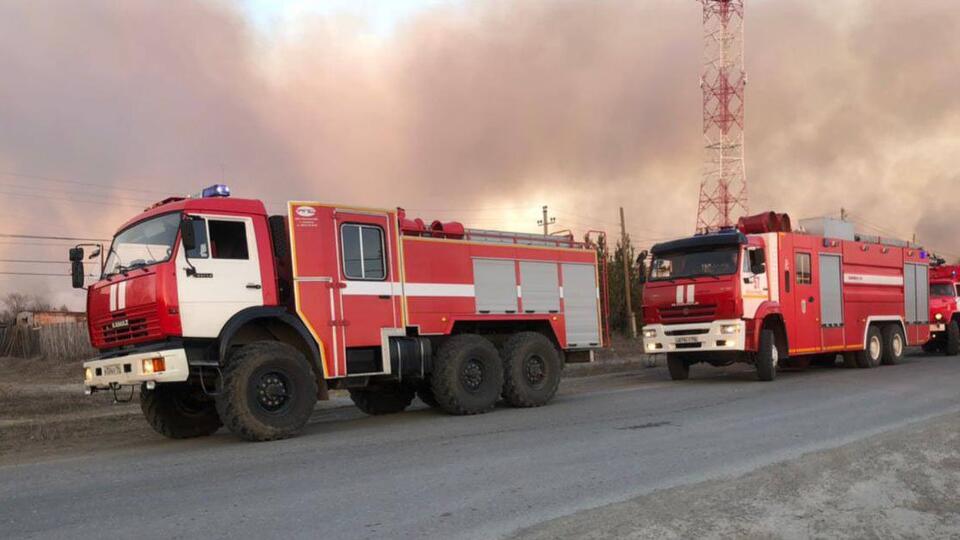 Пожар в поселке Сосьва под Екатеринбургом распространился на 50 домов